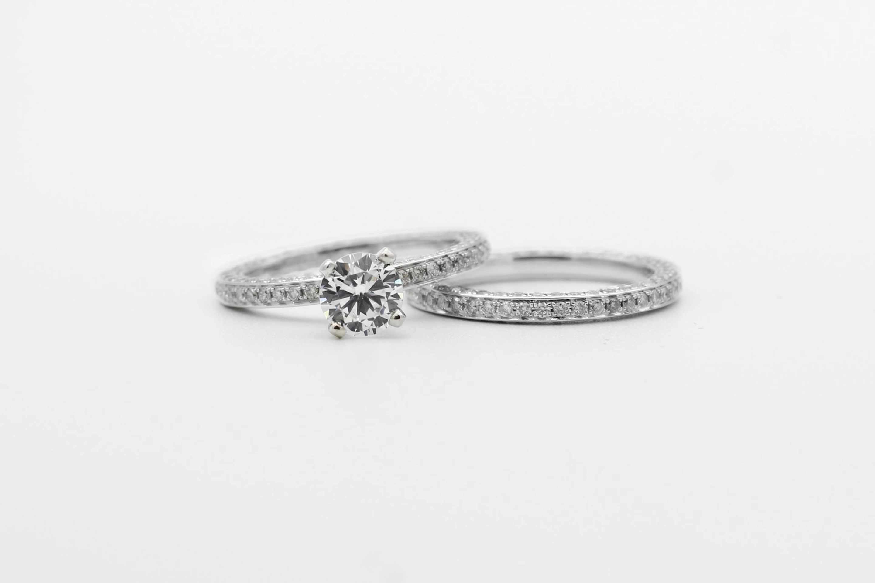 Jewelry products including earrings and bracelets